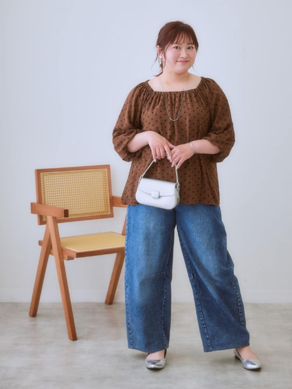 ブルー系のデニムパンツ、ブラウン系のシャツ/ブラウスを着用したレディースの夏コーディネートの1枚目の写真