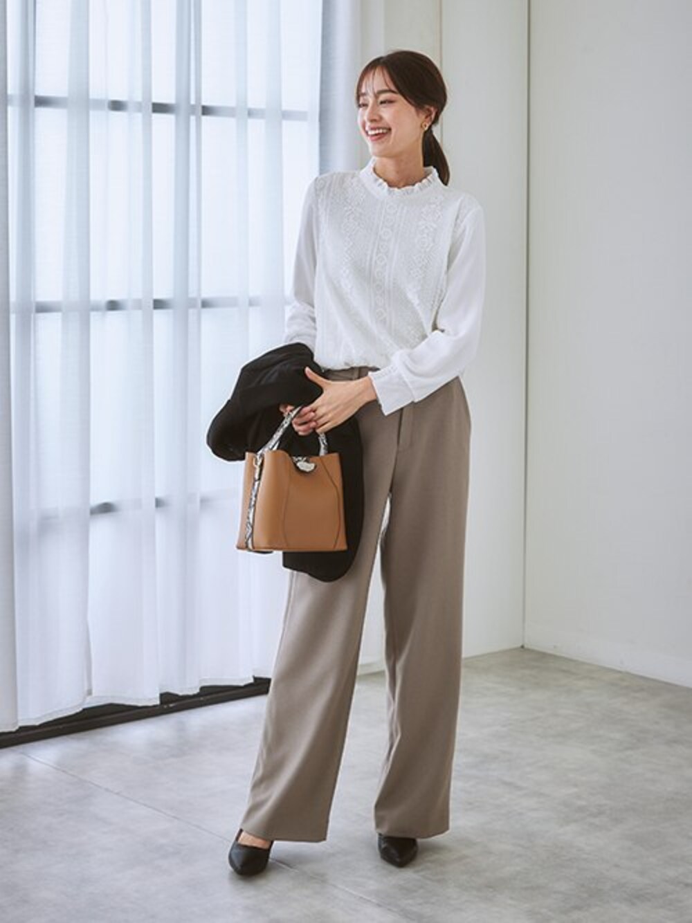「レディースファッション、モデル、レギュラー、通勤コーデ、冬コーデ、15度」｜「7days Life Stylingの【レディーススーツ】セットアップ対応洗えるウール調ストレッチロング丈テーラードジャケット（上下別売）（スーツジャケット、ブラック系）」を使った、nissen Ladies Modelsさん（レディース・167cm）の秋コーディネートの1枚目の写真