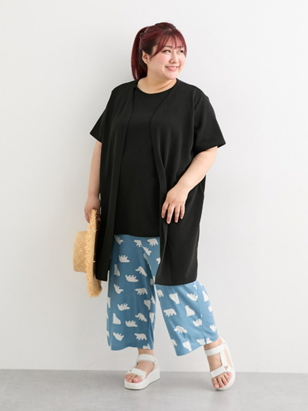 「大きいサイズレディースファッション、モデル、ぽっちゃり、夏コーデ、pattok、150cm台コーデ、25夏イベントコーデ_ぽっちゃり」｜「nissenの＜大きいサイズ＞アンサンブル風ロング丈トップス（ネックレス付）（Tシャツ/カットソー、ブラック系）」を使った、nissen Ladies Modelsさん（レディース・155cm）の夏コーディネートの1枚目の写真