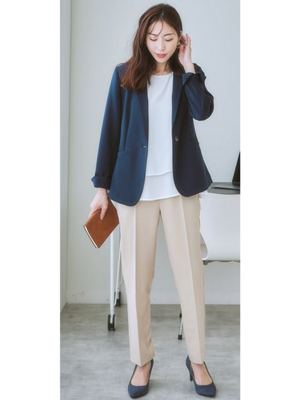 「レディースファッション、モデル、レギュラー、通勤コーデ、夏コーデ、15度」｜「7days Life Stylingのセンタープレステーパードパンツ（しわになりにくい）（スラックス、ベージュ系）」を使った、nissen Ladies Modelsさん（レディース・164cm）の春コーディネートの1枚目の写真