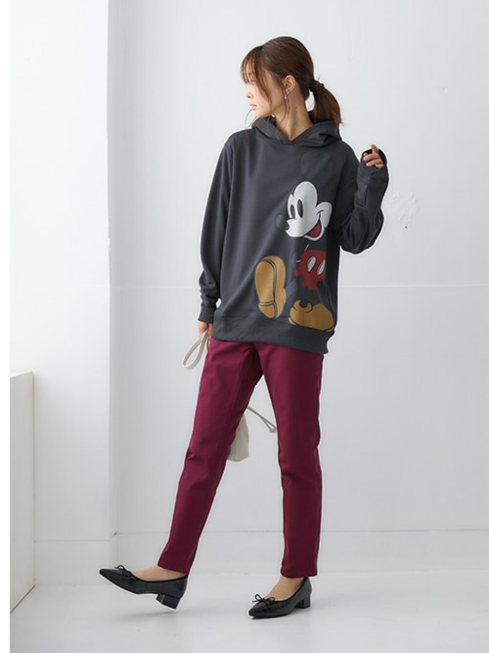 レッド系のパンツ、ブラック系のスウェットを着用したレディースの夏コーディネートの1枚目の写真