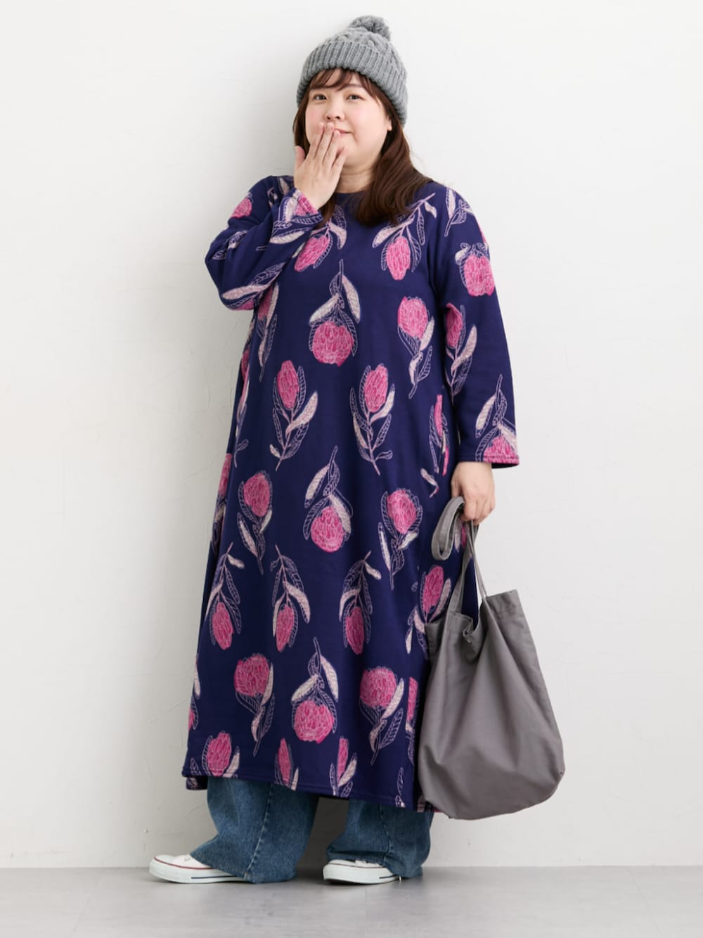 ブルー系のデニムパンツ、ブルー系のワンピースを着用したレディースの秋コーディネートの1枚目の写真