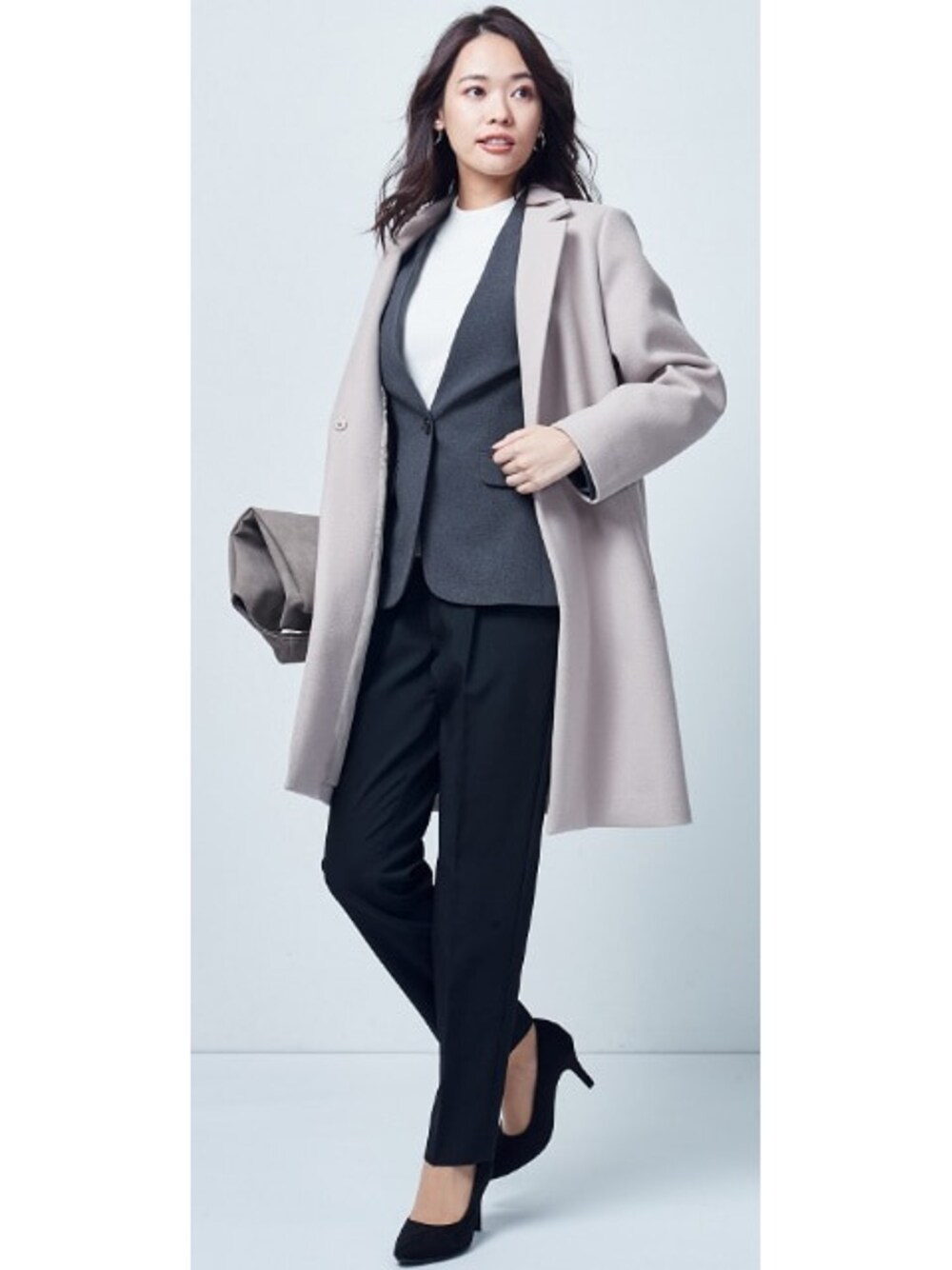 ブラック系のスーツセットを着用したレディースの冬コーディネートの1枚目の写真