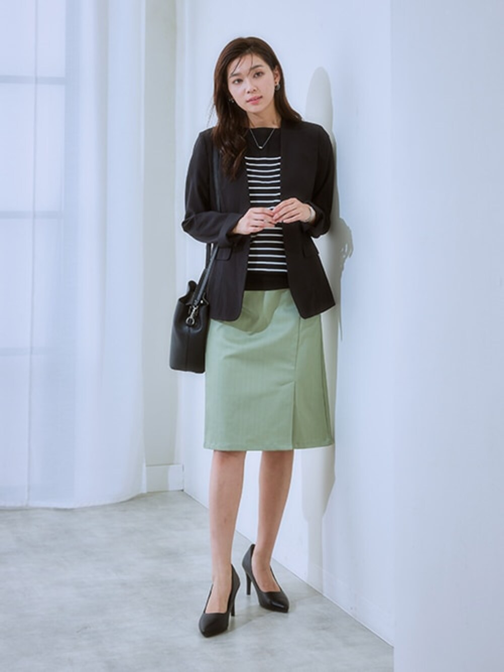 「レディースファッション、モデル、レギュラー、通勤コーデ、夏コーデ、15度」｜「7days Life Stylingの【洗える】うすカルタテヨコストレッチパンツスーツ（ノーカラージャケット＋テーパードパンツ）（スーツセット、ブラック系）」を使った、nissen Ladies Modelsさん（レディース・166cm）の春コーディネートの1枚目の写真