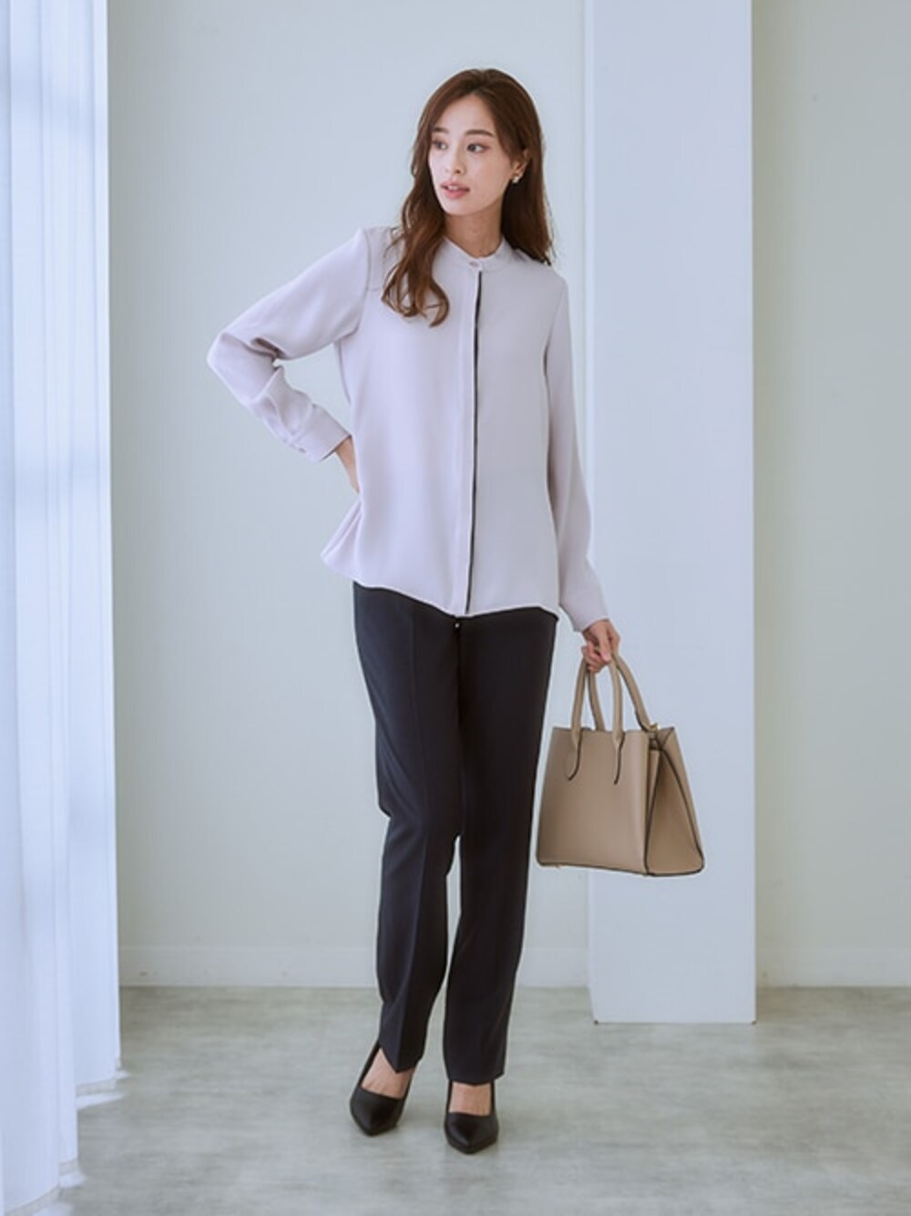 「レディースファッション、モデル、レギュラー、通勤コーデ、春コーデ、15度」｜「7days Life Stylingの【レディーススーツ】うすカルタテヨコストレッチダブルブレストジャケットパンツスーツ（テーラードジャケット＋ストレートパンツ）（スーツセット、ブラック系）」を使った、nissen Ladies Modelsさん（レディース・167cm）の冬コーディネートの1枚目の写真