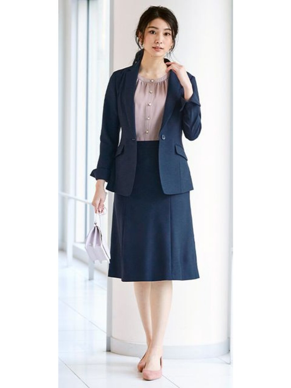 ブルー系のスーツセットを着用したレディースの春コーディネートの1枚目の写真