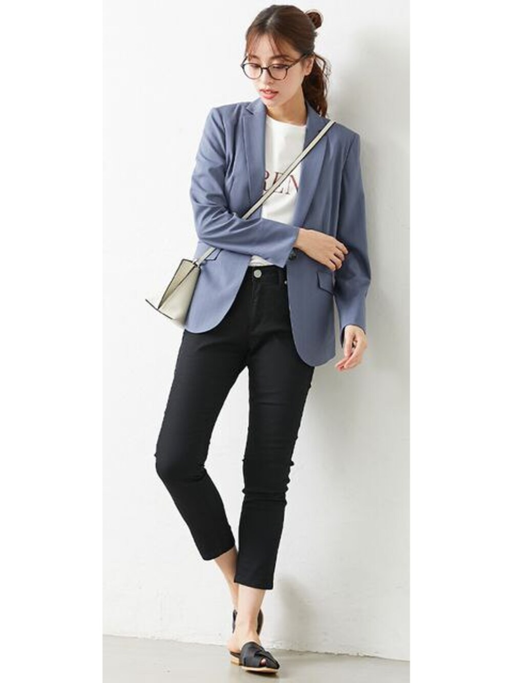 ブルー系のスーツセット、ブラック系のパンツを着用したレディースの春コーディネートの1枚目の写真