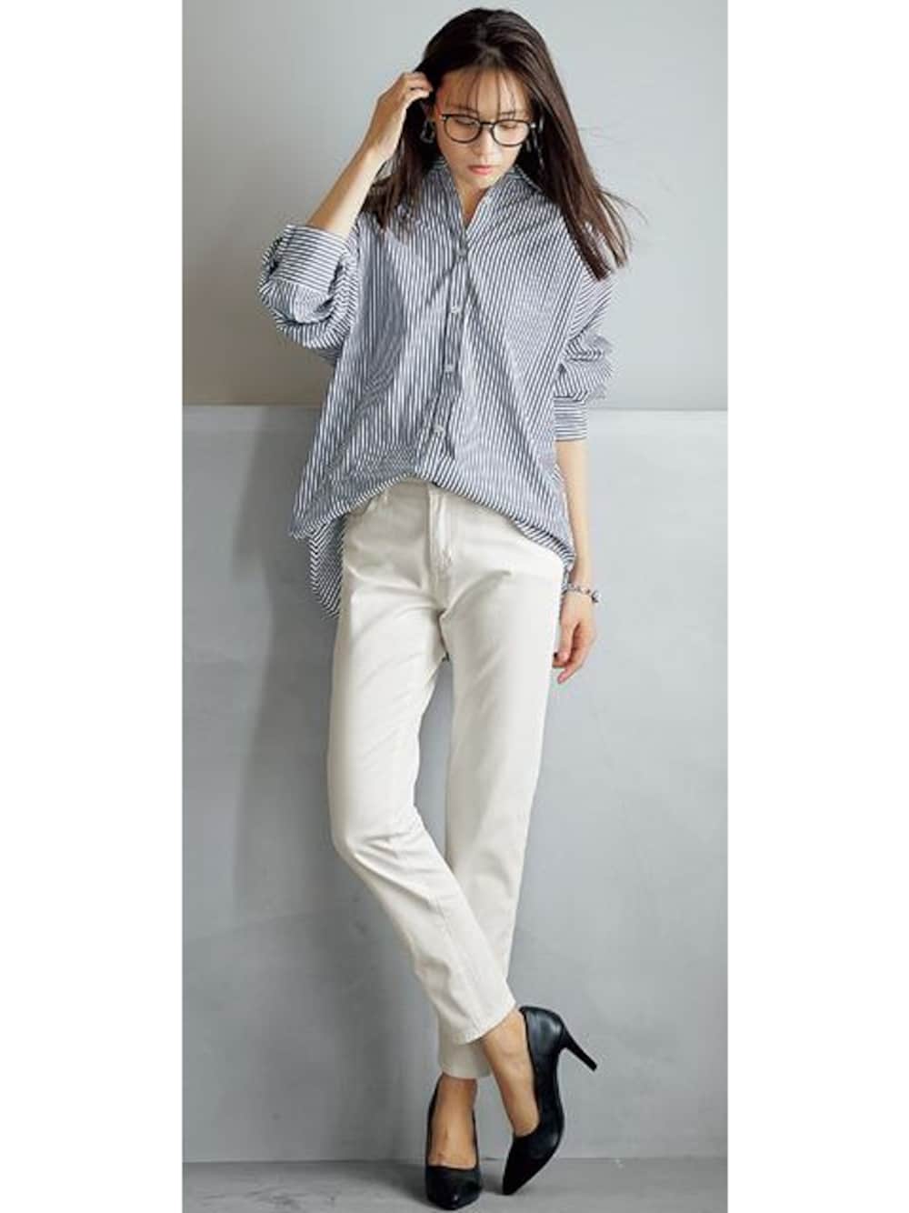ブルー系のシャツ/ブラウス、ホワイト系のパンツを着用したレディースの夏コーディネートの1枚目の写真