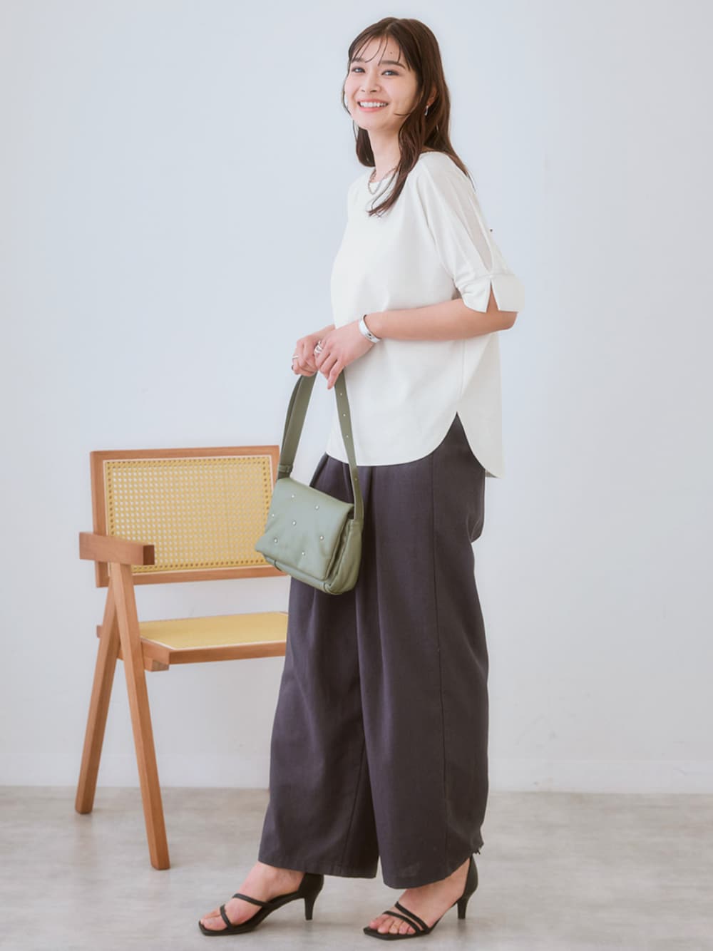 「きれいめカジュアル、Be praised、夏コーデ、モデル、レギュラー、レディースファッション」｜「nissenの麻調合繊ダブルタックワイドパンツ（その他パンツ、グレー系）」を使った、nissen Ladies Modelsさん（レディース・168cm）の春コーディネートの1枚目の写真