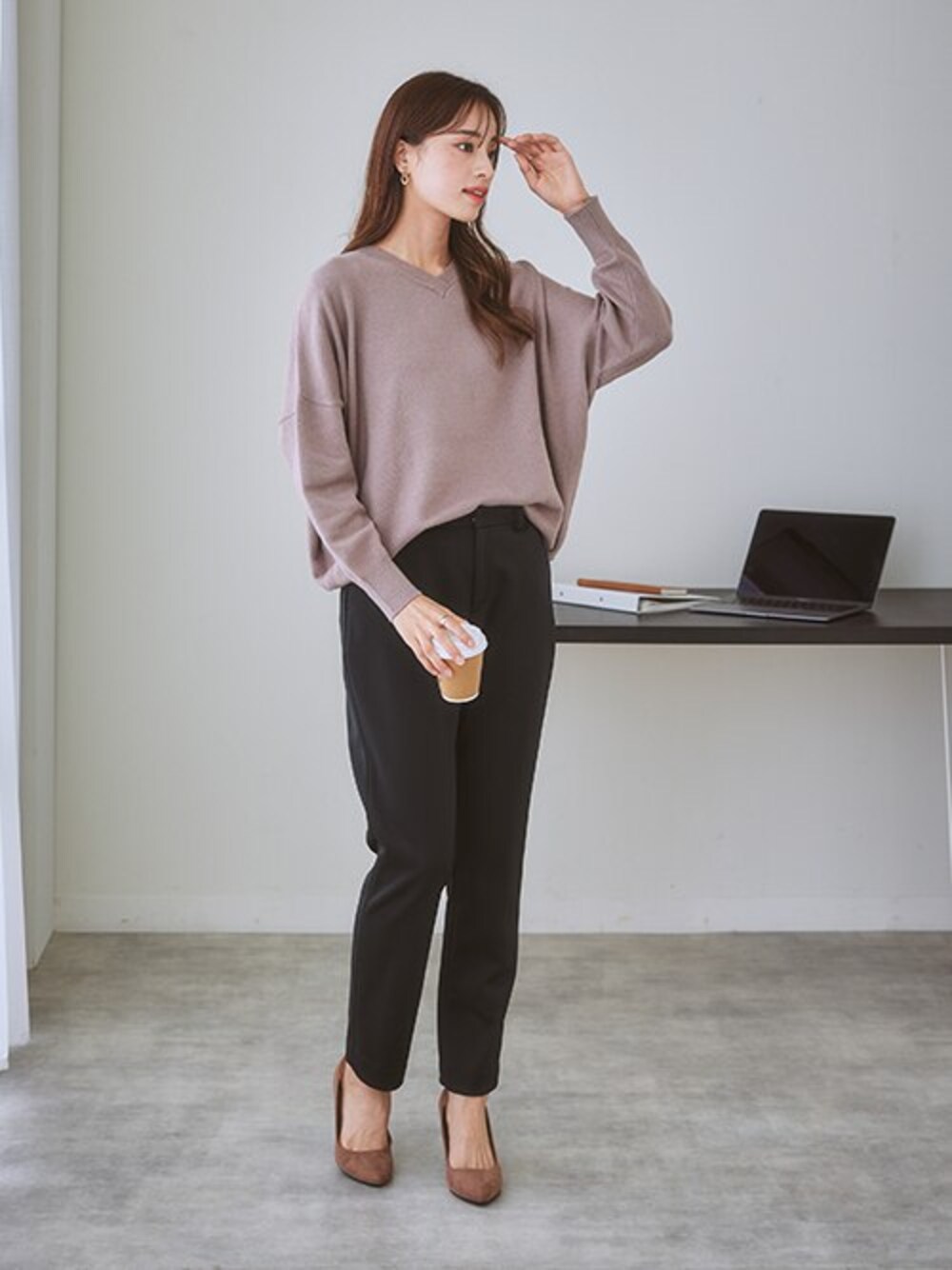 「レディースファッション、モデル、レギュラー、通勤コーデ、冬コーデ、15度」｜「7days Life Stylingの【パチパチしにくい】前後Ｖネック体型カバーニット（しっとりなめらかムースタッチ）（ニット/セーター、ベージュ系）」を使った、nissen Ladies Modelsさん（レディース・167cm）の秋コーディネートの1枚目の写真