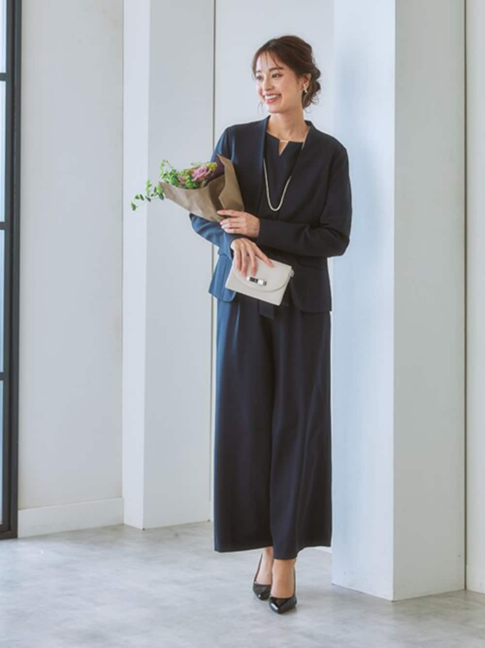 「レディースファッション、モデル、レギュラー、春コーデ、10度」｜「7days Life Stylingの【レディーススーツ】ドビー素材セットアップパンツスーツ３点セット（ノーカラージャケット＋フレア袖ブラウス＋リボン付ワイドパンツ）（スーツセット、ブルー系）」を使った、nissen Ladies Modelsさん（レディース・167cm）の冬コーディネートの1枚目の写真