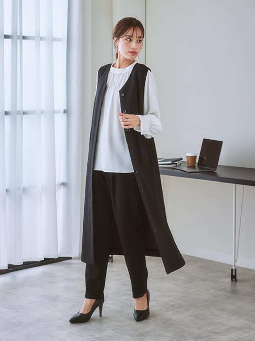 「レディースファッション、モデル、レギュラー、通勤コーデ、冬コーデ、15度」｜「7days Life Stylingの【レディーススーツ】セットアップ対応洗えるウール調ストレッチテーパードパンツ（上下別売）（スーツパンツ、ブラック系）」を使った、nissen Ladies Modelsさん（レディース・167cm）の秋コーディネートの1枚目の写真