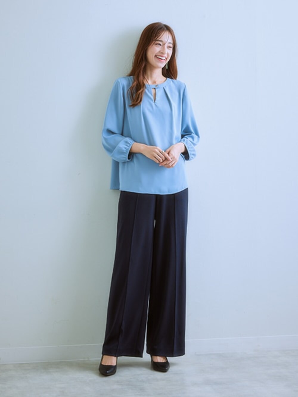 「レディースファッション、モデル、レギュラー、通勤コーデ、春コーデ、15度」｜「7days Life Stylingの前後２ＷＡＹゴールドボタンブラウス（しわになりにくい・UVカット・タンブル乾燥OK）（シャツ/ブラウス、ブルー系）」を使った、nissen Ladies Modelsさん（レディース・167cm）の冬コーディネートの1枚目の写真