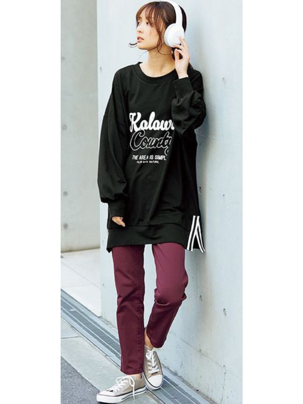 グレー系のチュニック、レッド系のパンツを着用したレディースの夏コーディネートの1枚目の写真