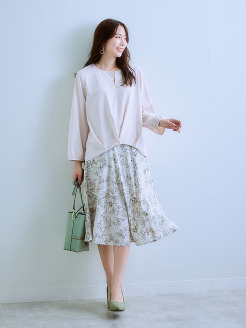 「レディースファッション、モデル、レギュラー、通勤コーデ、春コーデ、15度」｜「7days Life Stylingの花柄プリントフレアスカート（サイドポケット付）（スーツスカート、ホワイト系）」を使った、nissen Ladies Modelsさん（レディース・164cm）の冬コーディネートの1枚目の写真