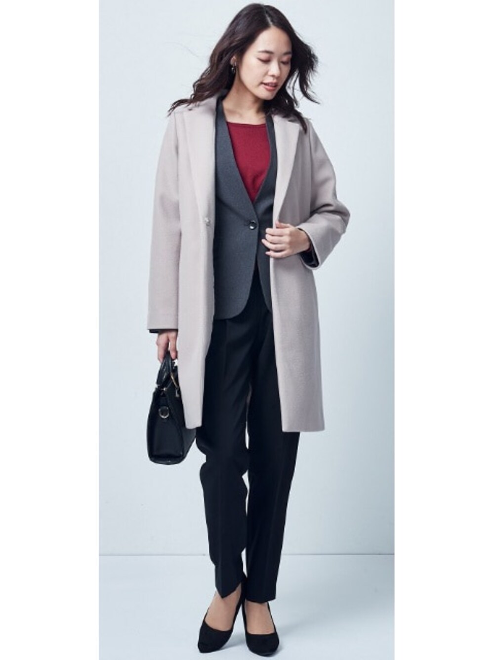 ブラック系のスーツセットを着用したレディースの冬コーディネートの1枚目の写真