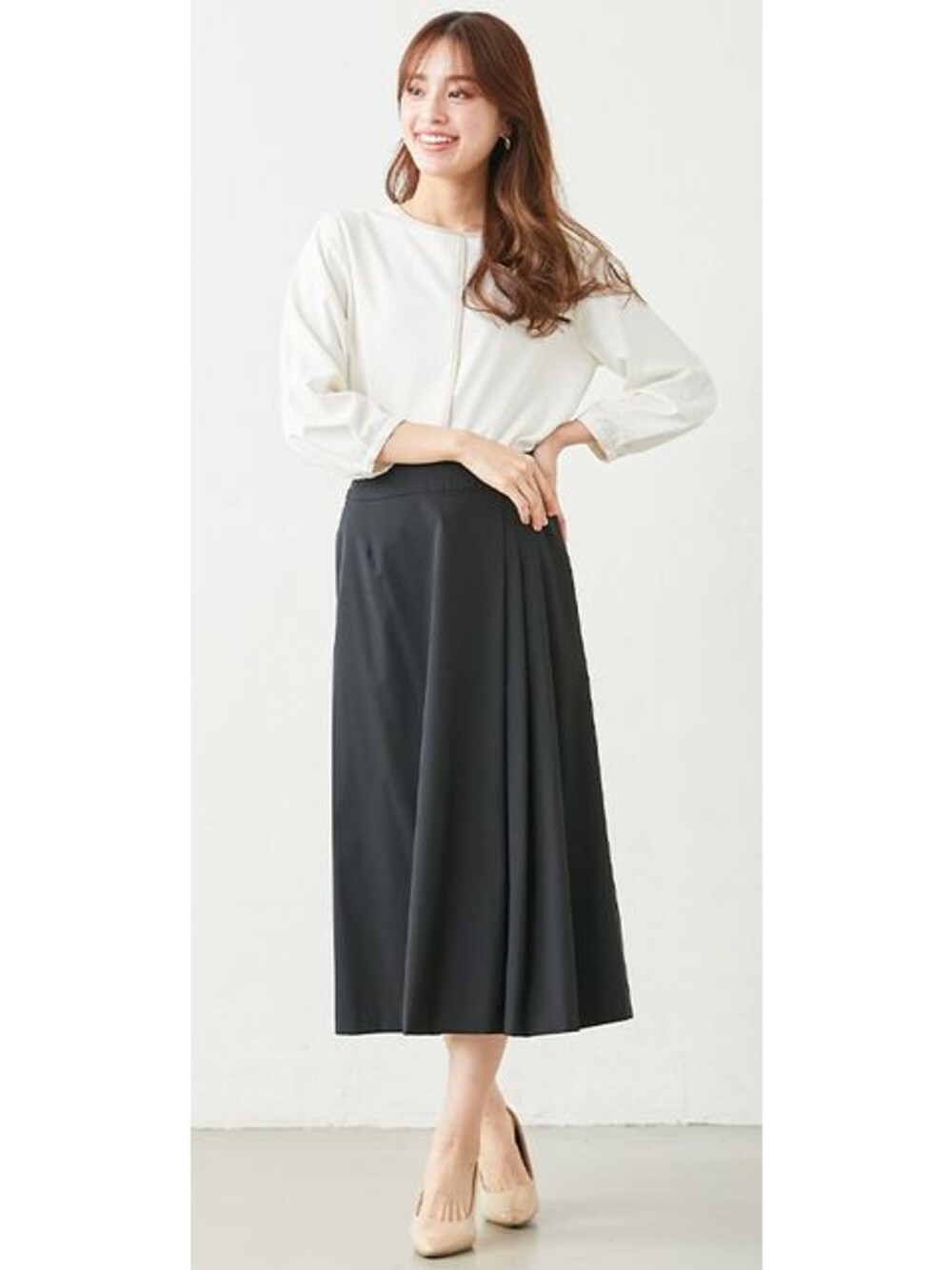 ホワイト系のシャツ/ブラウス、ブラック系のスーツセットを着用したレディースの春コーディネートの1枚目の写真