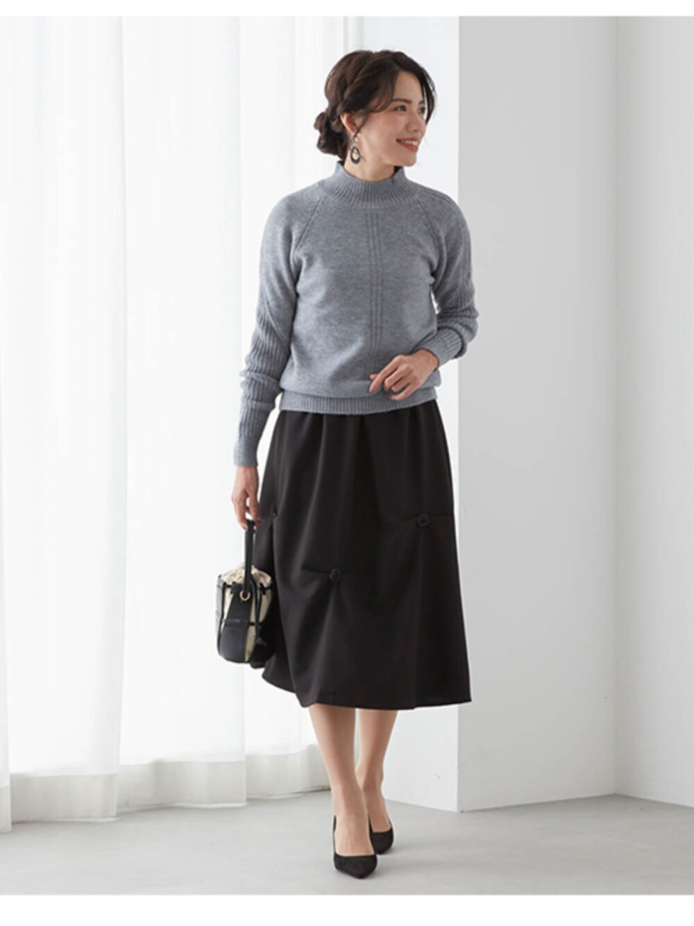 「モデル、春コーデ、レギュラー、シニアファッション」｜「nissenの編地変化ハイネックセーター（ニット/セーター、グレー系）」を使った、nissen Ladies Modelsさん（レディース・166cm）の冬コーディネートの1枚目の写真