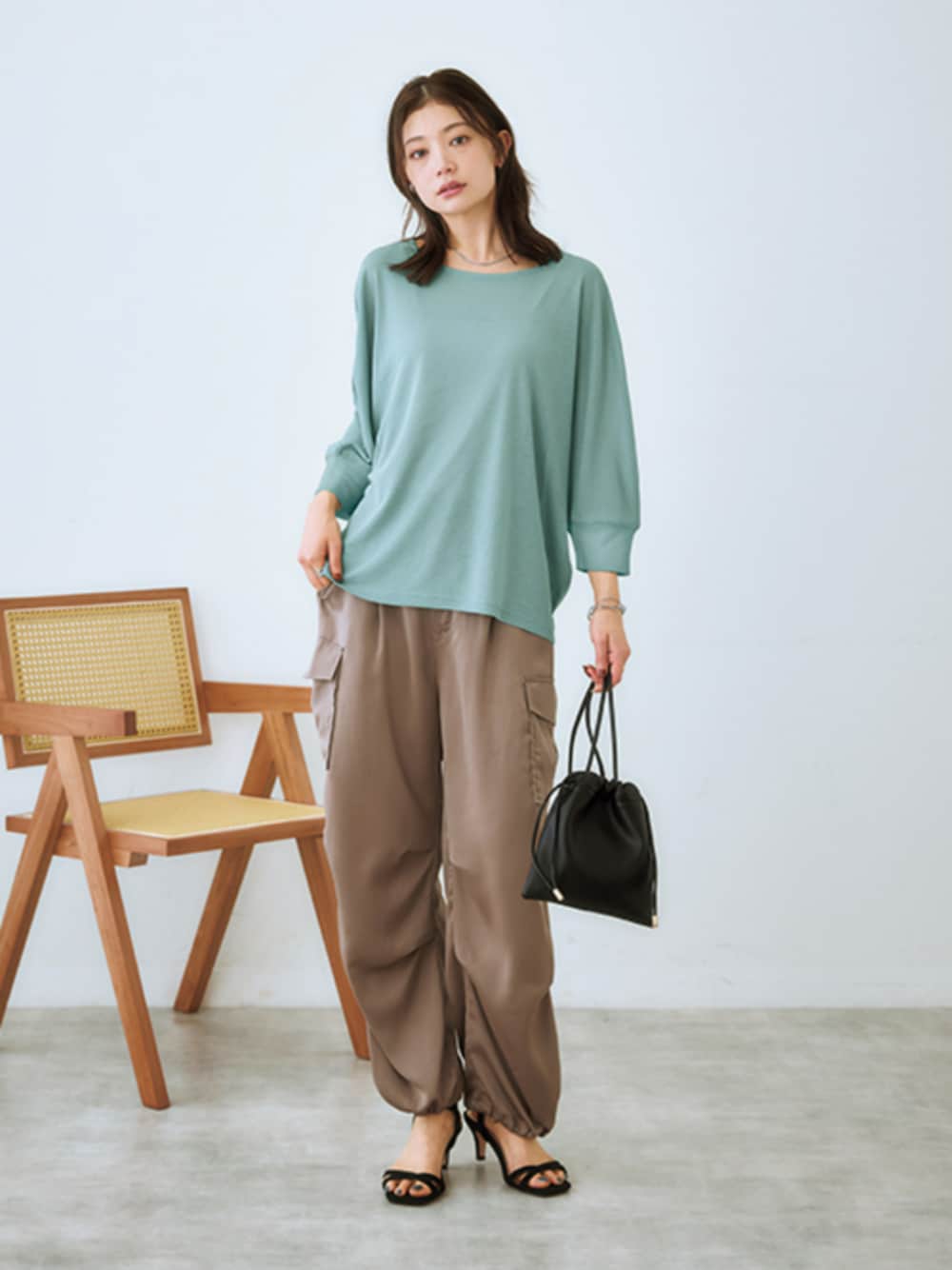 ベージュ系のカーゴパンツ、ブルー系のTシャツ/カットソーを着用したレディースの春コーディネートの1枚目の写真