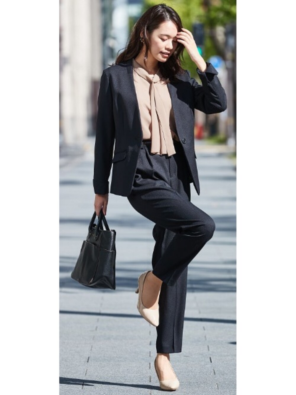 ブラック系のスーツセット、ベージュ系のシャツ/ブラウスを着用したレディースの冬コーディネートの1枚目の写真