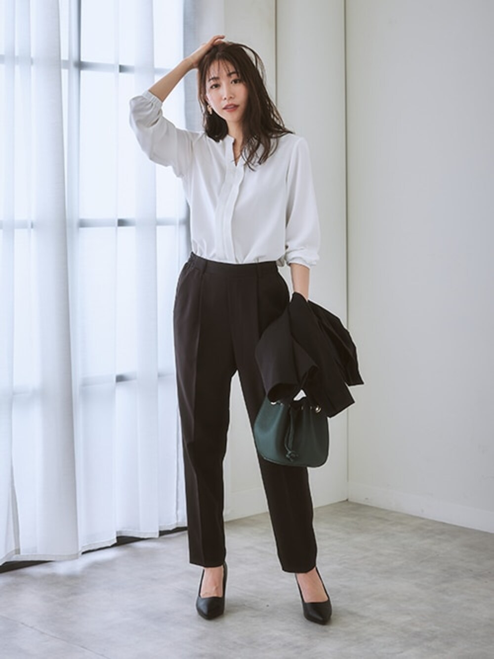 「レディースファッション、モデル、レギュラー、通勤コーデ、秋コーデ、15度」｜「7days Life Stylingのストレッチパウダーサテンスキッパーブラウス（しわになりにくい・速乾・洗濯機OK・UVカット）（シャツ/ブラウス、ホワイト系）」を使った、nissen Ladies Modelsさん（レディース・164cm）の夏コーディネートの1枚目の写真