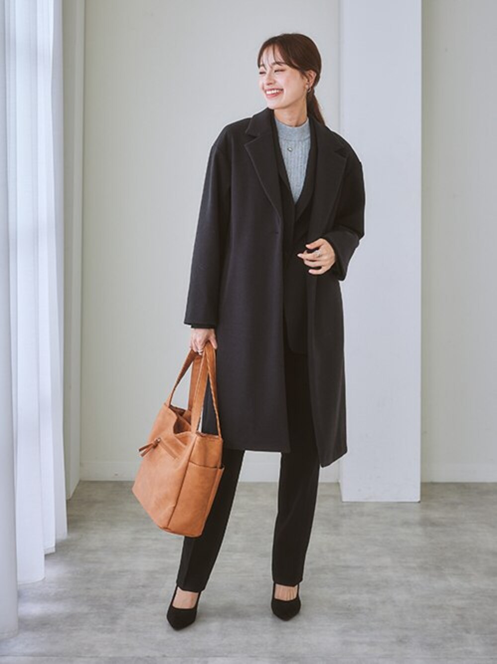 「レディースファッション、モデル、レギュラー、通勤コーデ、冬コーデ、5度」｜「7days Life Stylingの【レディーススーツ】あったか裏地付◎洗えるすごく伸びるロング丈テーラードジャケットパンツスーツ（ストレッチ蓄熱裏地付）（スーツセット、ブラック系）」を使った、nissen Ladies Modelsさん（レディース・167cm）の秋コーディネートの1枚目の写真