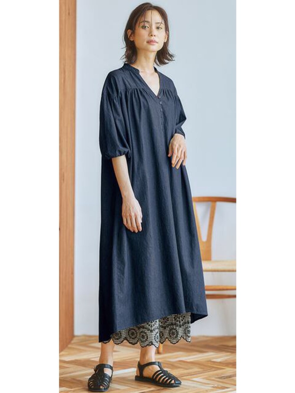 「体型カバー、レディースファッション、モデル、レギュラー、大人可愛いナチュラル、ナチュラル、夏コーデ体型Aタイプ、Aライン」｜「nissenの編みデザインストラップサンダル（サンダル、ブラック系）」を使った、nissen Ladies Modelsさん（レディース・166cm）の春コーディネートの1枚目の写真