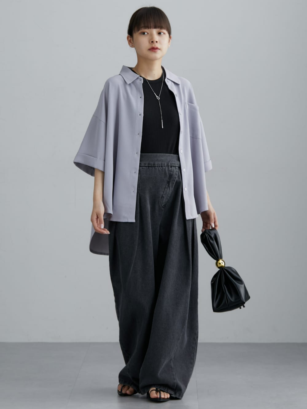 グレー系のシャツ/ブラウス、グレー系のパンツ、グレー系のシャツ/ブラウスを着用したレディースの春コーディネートの1枚目の写真