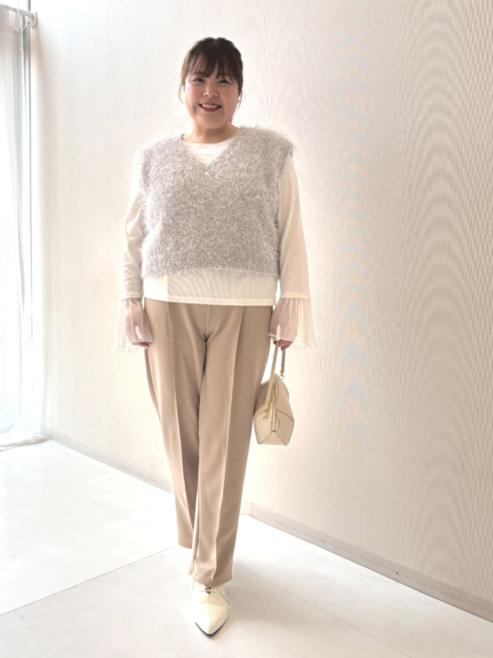 ホワイト系のTシャツ/カットソー、ベージュ系のスーツセット、シルバー系のベストを着用したレディースの春コーディネートの1枚目の写真
