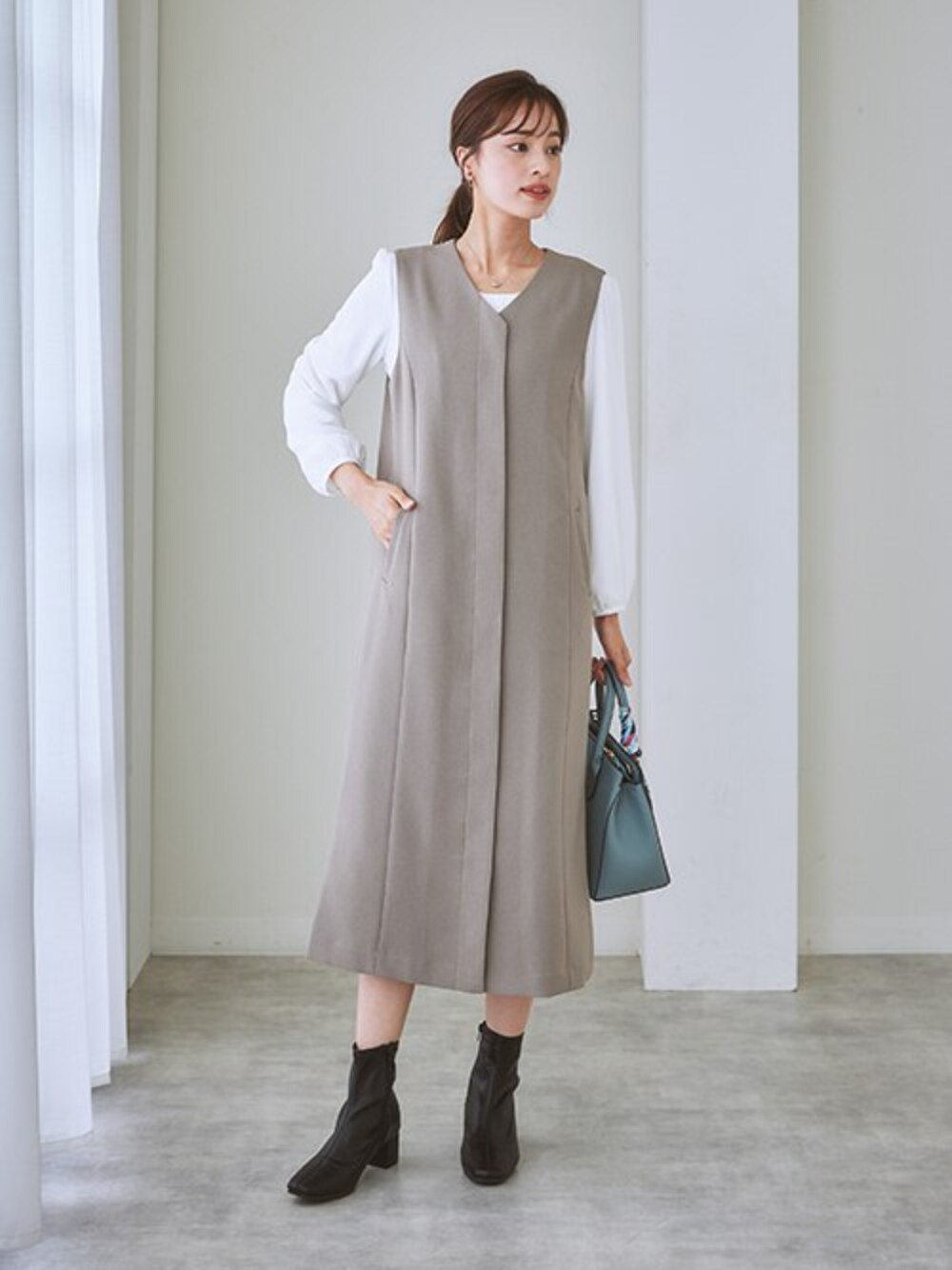 「レディースファッション、モデル、レギュラー、通勤コーデ、冬コーデ、15度」｜「7days Life Stylingの【あったか裏地付】シフォン前タックブラウス（シャツ/ブラウス、ホワイト系）」を使った、nissen Ladies Modelsさん（レディース・167cm）の秋コーディネートの1枚目の写真
