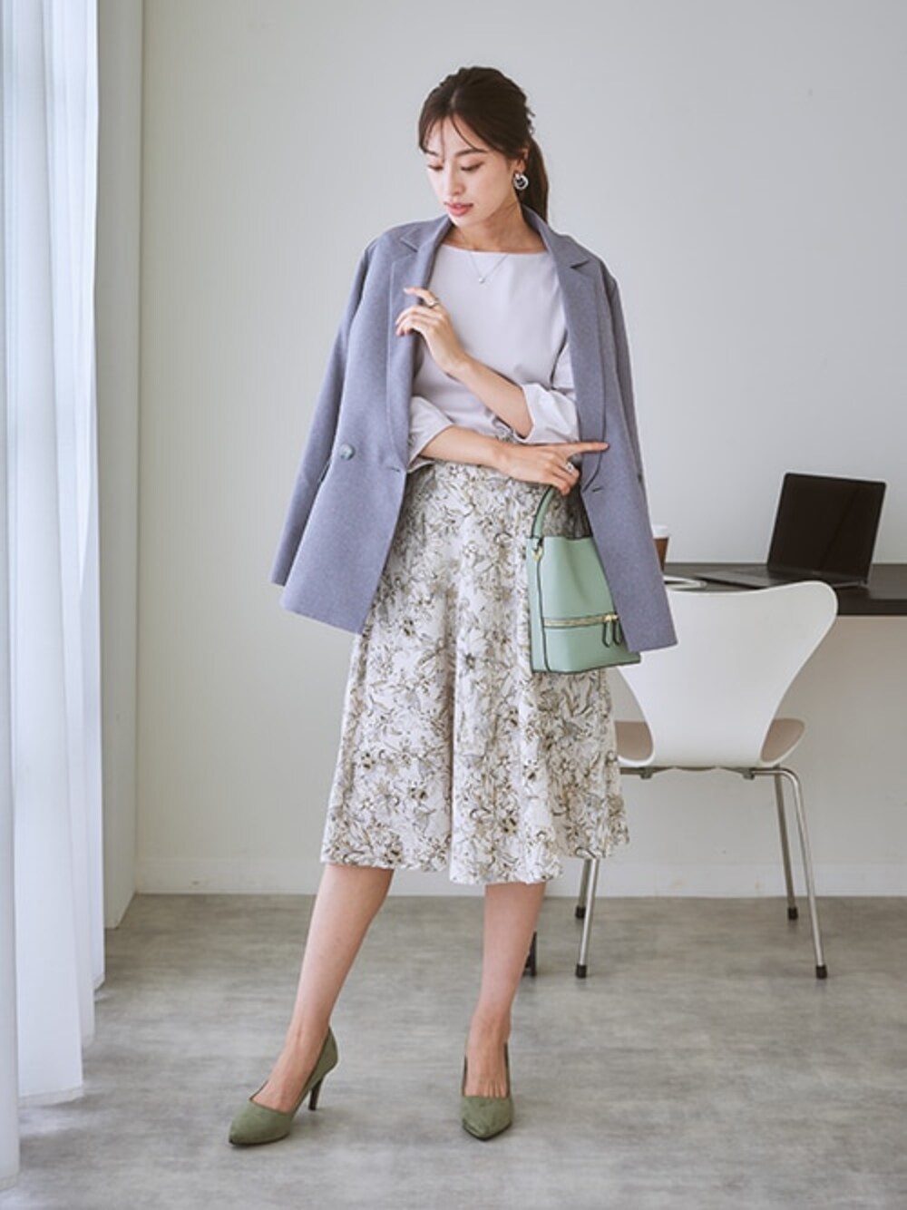 「レディースファッション、モデル、レギュラー、通勤コーデ、秋コーデ、15度」｜「7days Life Stylingの花柄プリントフレアスカート（サイドポケット付）（スーツスカート、ホワイト系）」を使った、nissen Ladies Modelsさん（レディース・167cm）の夏コーディネートの1枚目の写真