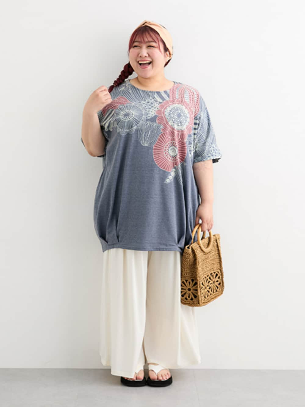 「大きいサイズレディースファッション、ぽっちゃり、モデル、夏コーデ、pattok、150cm台コーデ、25夏イベントコーデ_ぽっちゃり」｜「nissenの＜大きいサイズ＞【BARNDOORコラボ】裾タックコクーンシルエットフレンチ袖ゆるっとチュニック（チュニック、ブルー系）」を使った、nissen Ladies Modelsさん（レディース・155cm）の夏コーディネートの1枚目の写真
