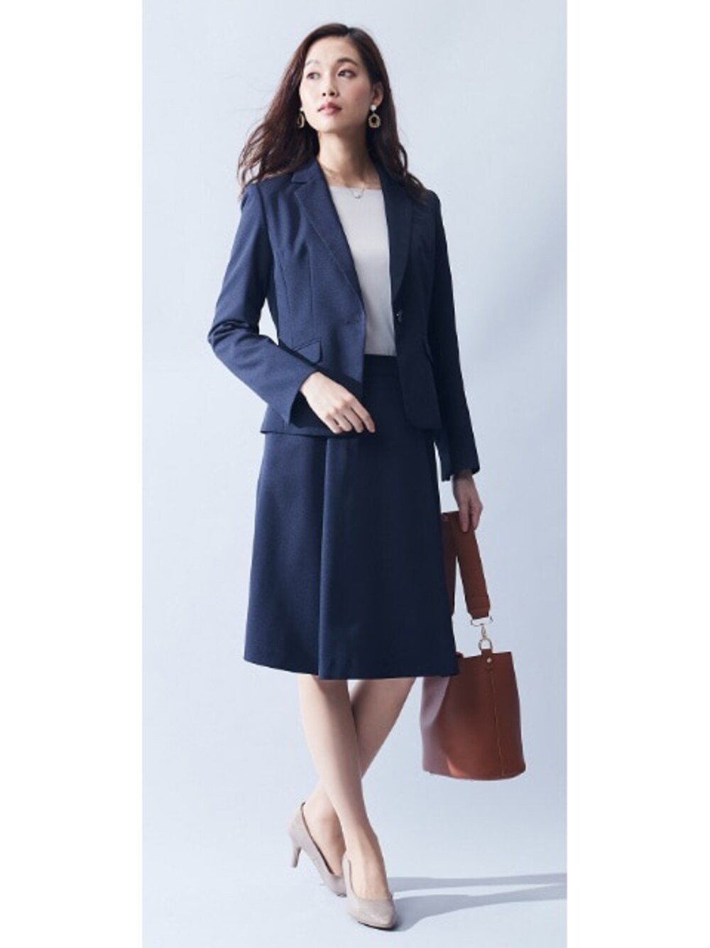 「レディースファッション、モデル、レギュラー、通勤コーデ、スーツコーデ、春コーデ、15度」｜「7days Life Stylingの【レディーススーツ】タックフレアスカートスーツ（テーラードジャケット＋ポケット付スカート）（定番スーツ）（スーツセット、ブルー系）」を使った、nissen Ladies Modelsさん（レディース・168cm）の冬コーディネートの1枚目の写真