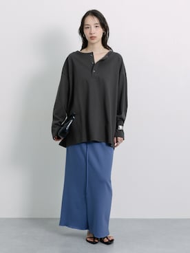 「nissen（ニッセン）のヘンリーネック綿１００％ヘビーウェイト長袖Ｔシャツ［Soiunique］（Tシャツ/カットソー、グレー系）」を使った、nissen Ladies Modelsさん（レディース・174cm）の夏コーディネート