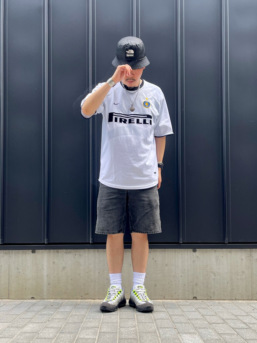 「古着MIX、夏だ！Tシャツ着よう！、スニーカー、夏コーデ、休日スタイル、サッカー、モノトーン、カジュアルコーデ、おしゃれさんと繋がりたい、このスタイルがお気に入り」｜「Supreme のアイテム（ハット、ブラック系）」を使った、eminemyさん（メンズ・177cm）の夏コーディネートの1枚目の写真