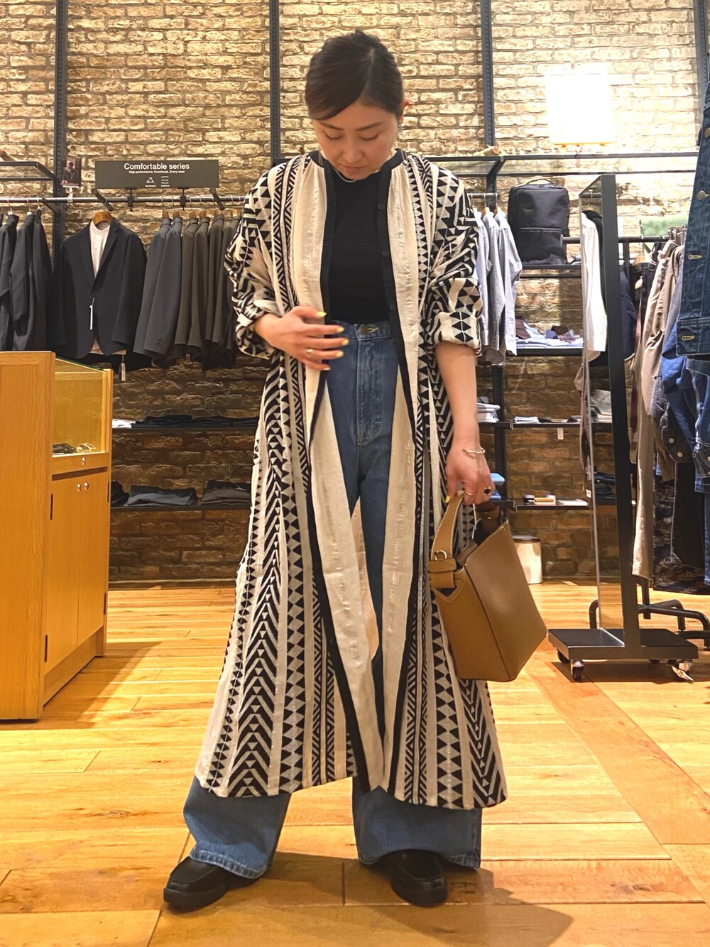 「オトナカワイイ、春服、大人可愛い、大人コーデ、大人カジュアルコーデ、リラックススタイル、キレイめコーデ、ママファッション、低身長コーデ、デニム、LEE、下半身太め、アーバンリサーチドアーズ、ワンピース、ゆったり」｜「URBAN RESEARCH DOORSのジャガード柄ガウンワンピース（ワンピース、ベージュ系）」を使った、農山　紗耶加さん（レディース・155cm）の春コーディネートの1枚目の写真