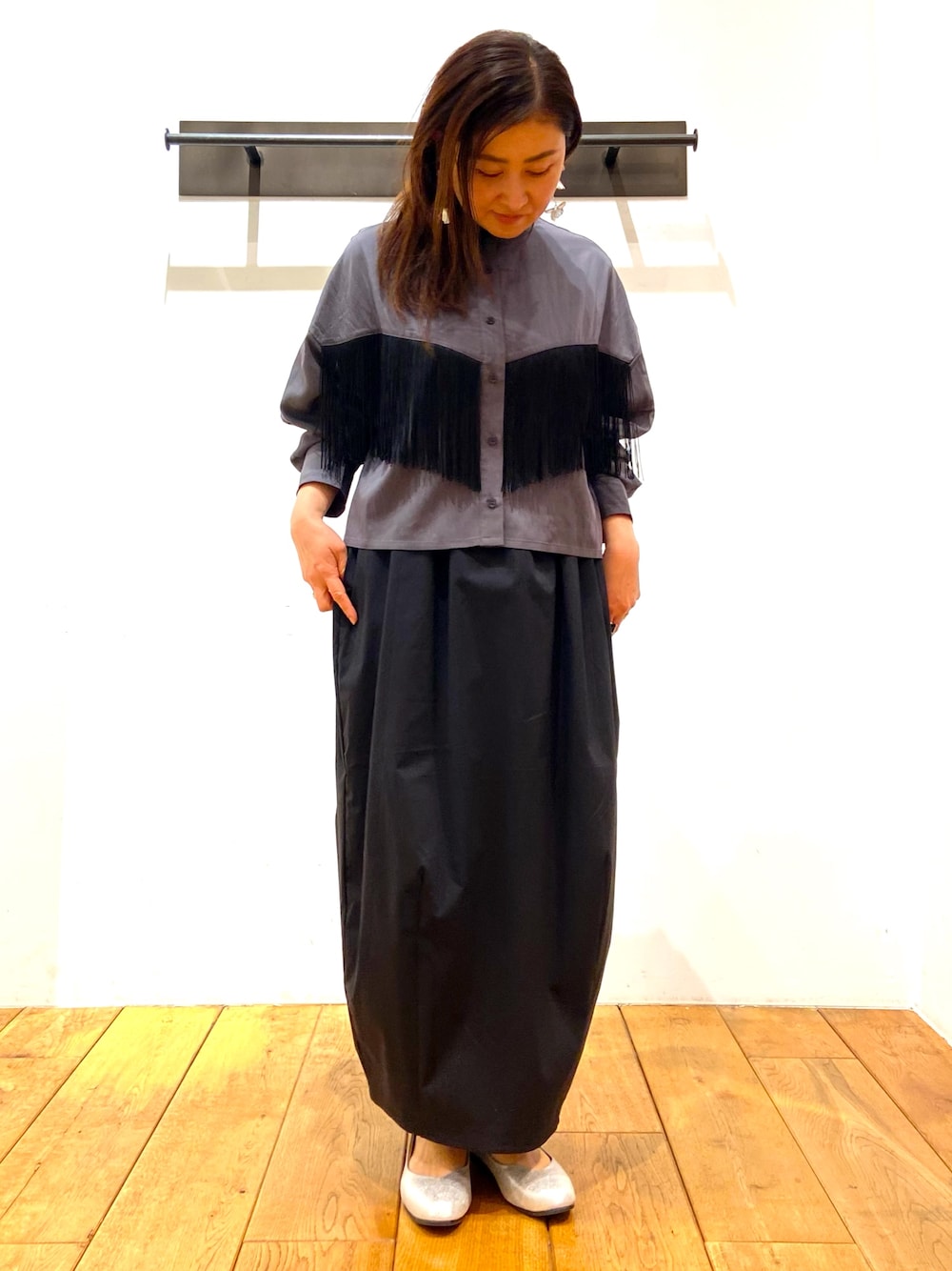 「春コーデ、キレイめカジュアル、キレイめコーデ、低身長女子、スカートコーデ、ママファッション、大人ガーリー、大人カジュアル、こだわり、アーバンリサーチドアーズ、きれいめカジュアル、着まわし、クロップドトップス、普段使い、アクセント」｜「FORK&SPOONのFORK&SPOON　コクーンスカート（スカート、ブラック系）」を使った、農山　紗耶加さん（レディース・155cm）の春コーディネートの1枚目の写真
