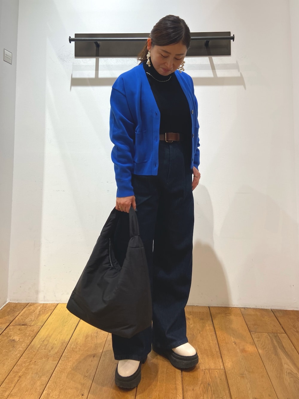 「シンプルスタイル、お出かけコーデ、キレイめコーデ、低身長女子、大人女子、カラーコーデ、着回しコーデ、大人かわいい、ママファッション、きれいめコーデ、アーバンリサーチドアーズ、下半身太め」｜「URBAN RESEARCH DOORSの裏起毛タックデニムパンツ（デニムパンツ、ブルー系）」を使った、農山　紗耶加さん（レディース・155cm）の春コーディネートの1枚目の写真