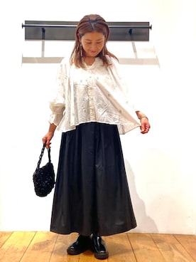 「URBAN RESEARCH DOORS（アーバンリサーチドアーズ）のラメ刺繍ブラウス（シャツ/ブラウス）」を使った、農山　紗耶加さん（レディース・155cm）の秋コーディネート