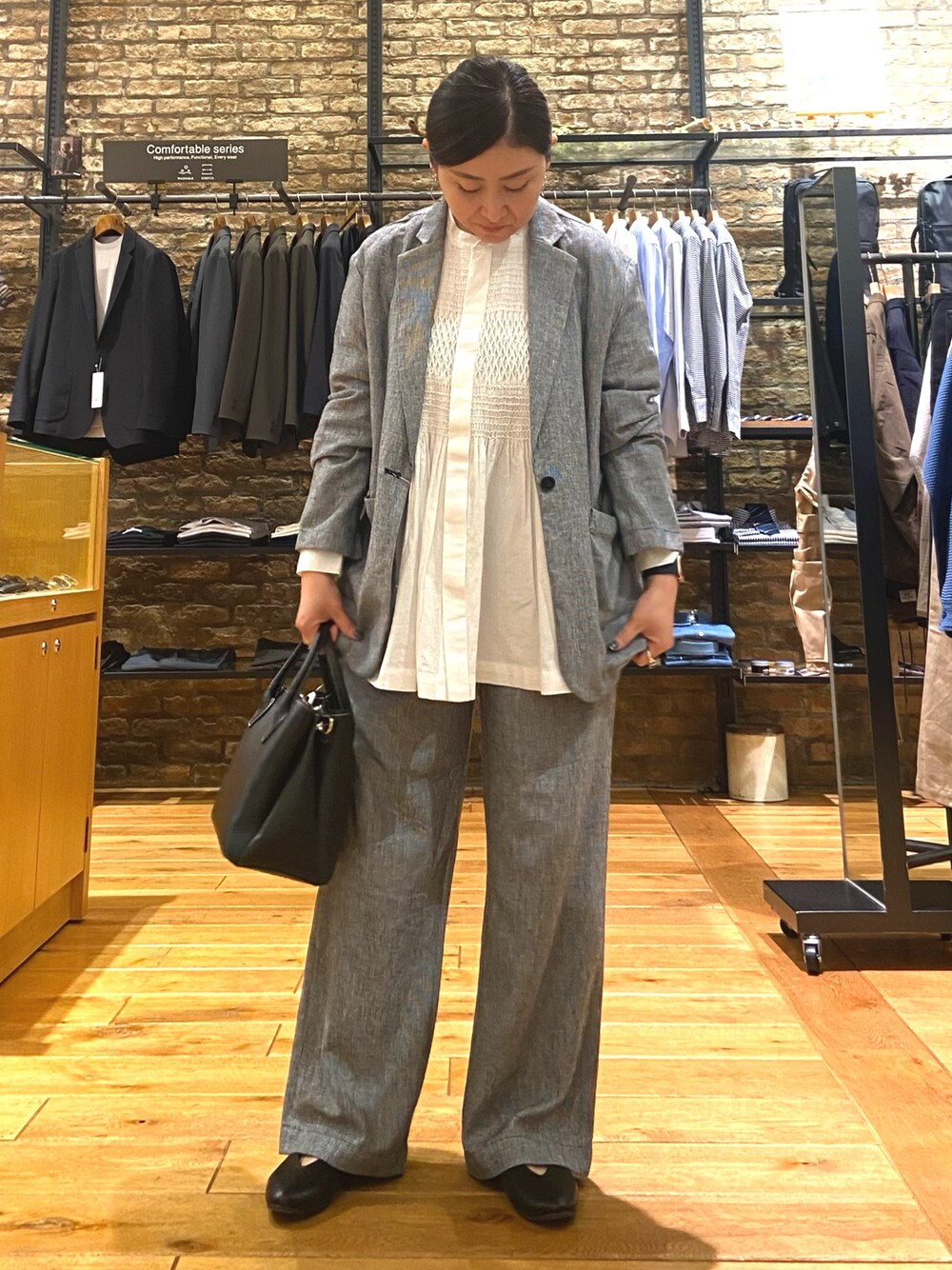 「ママファッション、ブラウス、セットアップスタイル、キレイめコーデ、セットアップ、低身長女子、きれいめ、普段使い、かぐれ、アーバンリサーチドアーズ、アーバン リサーチ ドアーズ(URBAN RESEARCH DOORS)、シンプルコーデ」｜「かぐれのコットンスモッキングブラウス（シャツ/ブラウス、ホワイト系）」を使った、農山　紗耶加さん（レディース・155cm）の春コーディネートの1枚目の写真