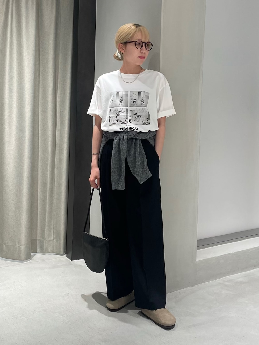 ベージュ系のその他シューズ、ブラック系のハンドバッグ、ホワイト系のTシャツ/カットソーを着用したレディースの夏コーディネートの1枚目の写真