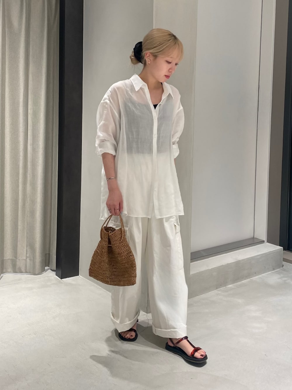 ホワイト系のその他パンツ、ホワイト系のシャツ/ブラウス、ブラック系のサンダルを着用したレディースの夏コーディネートの1枚目の写真