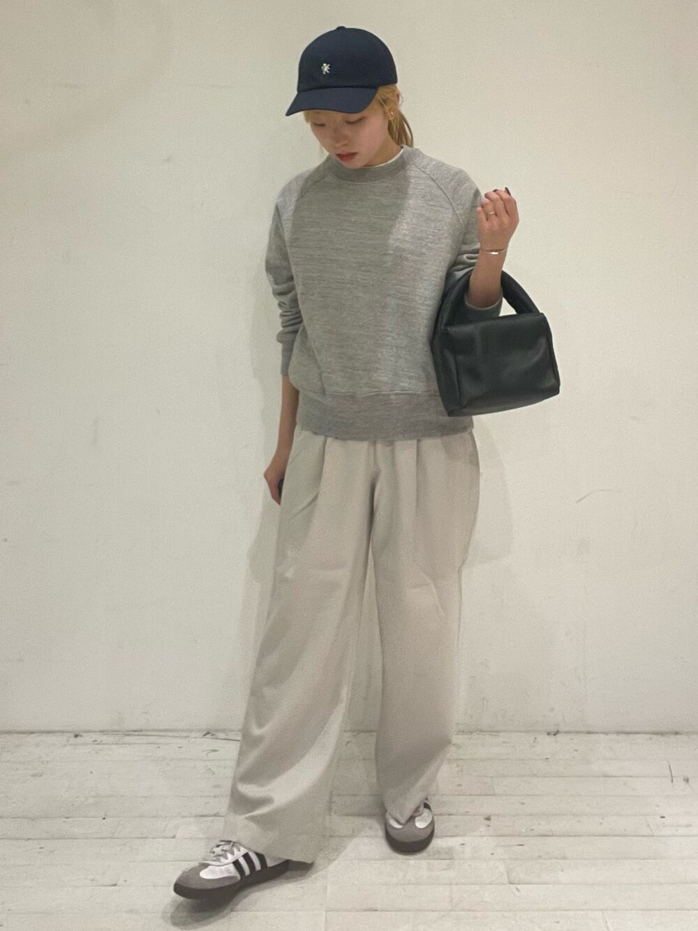 グレー系のその他パンツ、グレー系のスウェット、ホワイト系のTシャツ/カットソーを着用したレディースの秋コーディネートの1枚目の写真