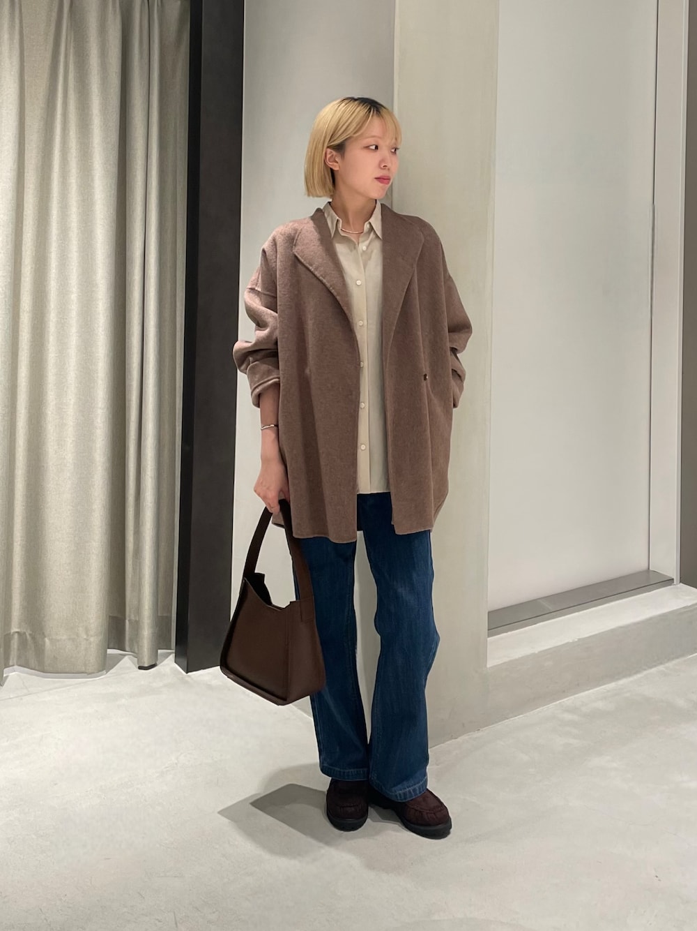 ブラウン系のその他アウター、ベージュ系のシャツ/ブラウス、ブルー系のデニムパンツを着用したレディースの秋コーディネートの1枚目の写真