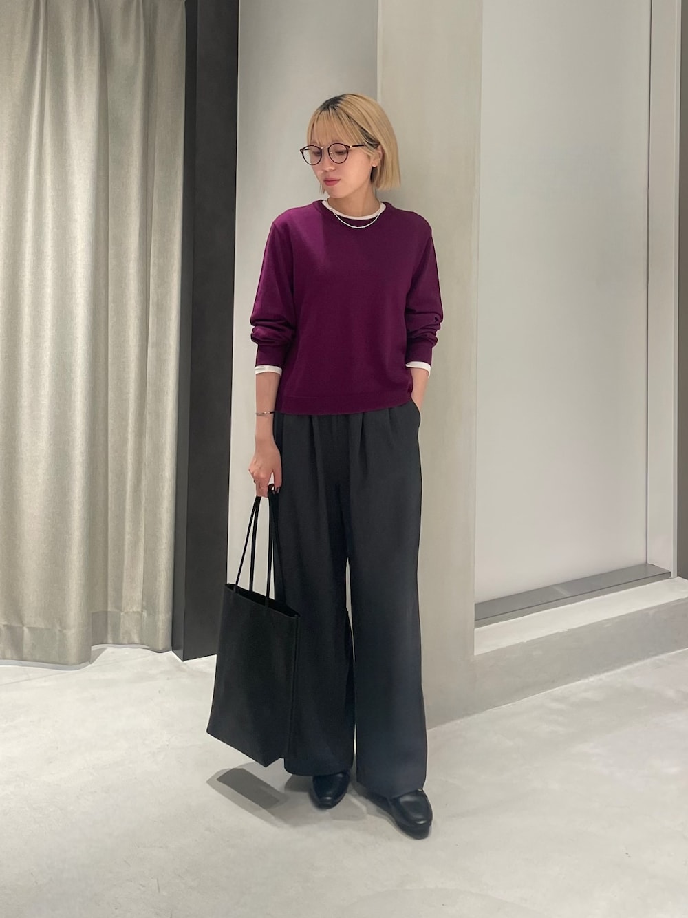 グレー系のその他パンツ、ブラック系のローファー、ブラック系のトートバッグを着用したレディースの秋コーディネートの1枚目の写真
