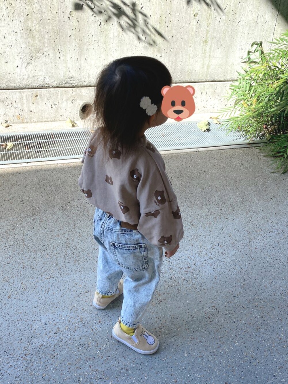 「デニムパンツ、むすめ服、おんなのこ、おんなのこコーデ、kids」｜「しまむらのアイテム（スリッポン、イエロー系）」を使った、☕️さん（キッズ・100cm）の秋コーディネートの1枚目の写真