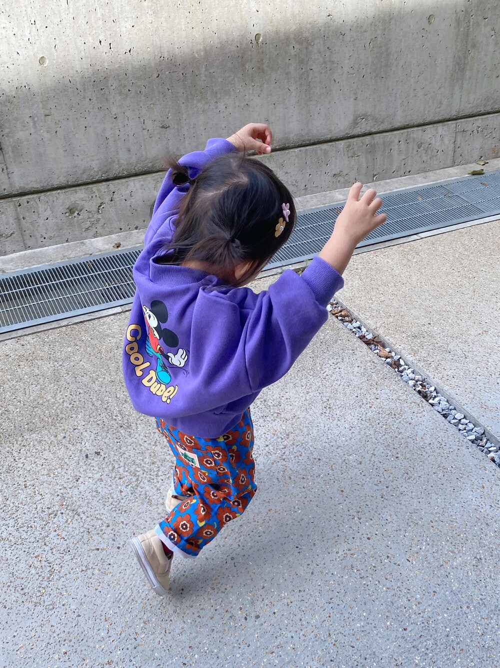 「おんなのこ、古着MIX、ベビーコーデ、kids、kidsfashion、むすめ服、おだんごヘアー」｜「しまむらのアイテム（スウェット、パープル系）」を使った、☕️さん（キッズ・100cm）の秋コーディネートの1枚目の写真