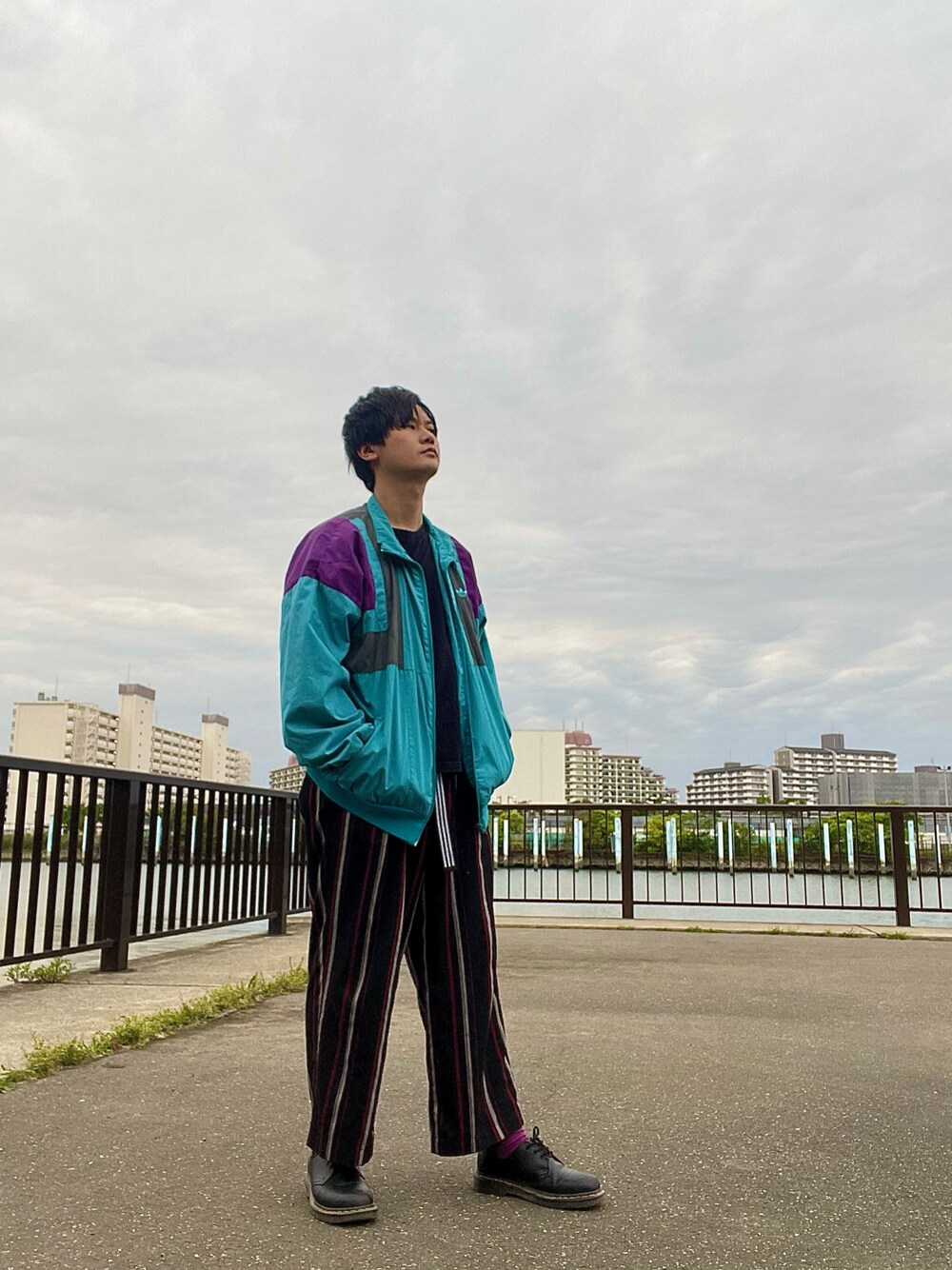 「春夏コーデ、休日コーデ、オトナカジュアル、ゆるコーデ、おしゃれさんと繋がりたい、古着MIX、春コーデ、夏、古着、adidas、H&M、ビッグシルエット、ストリート、ストライプ、ジャケット」｜「adidasのアイテム（ジャケット/アウター、ブルー系）」を使った、うぃる*下北*古着*Zara  さん（メンズ・172cm）の春コーディネートの1枚目の写真