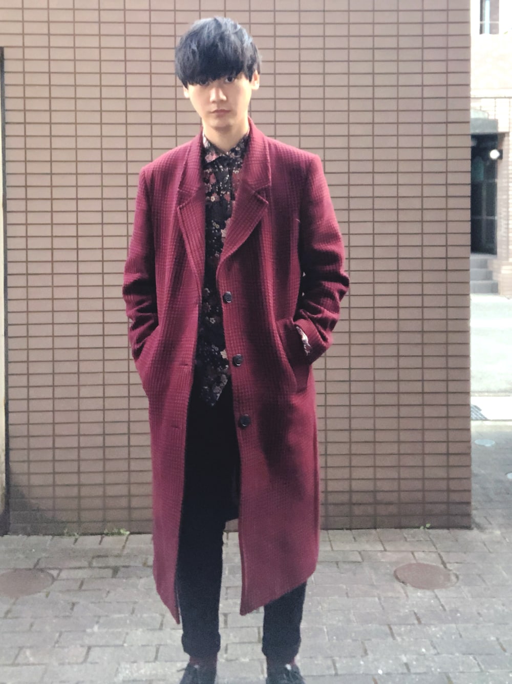レッド系のダウンジャケット/コート、その他のシャツ/ブラウス、ブラック系のその他パンツを着用したメンズの冬コーディネートの1枚目の写真