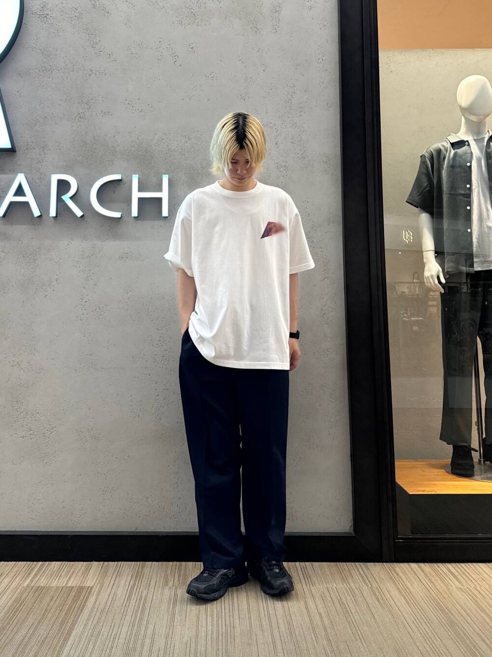 ブルー系のその他パンツ、ブラック系のスニーカー、ホワイト系のTシャツ/カットソーを着用したメンズの夏コーディネートの1枚目の写真